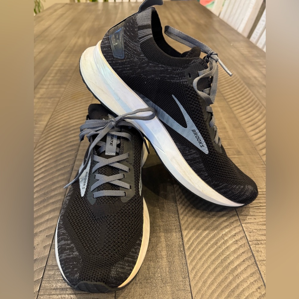 Brooks Levitate 4 Blackened Pear - White Running Shoes Men's Size 9.5 (D)